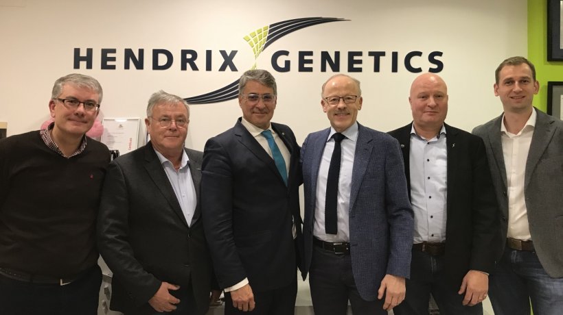 (Von links nach rechts) Jos&eacute; &Aacute;ngel Pedrido, Kundendienstleiter Schweine, Hendrix Genetics; Friedrich Hazenfu&szlig;, Direktor AI, BHZP; Nicol&aacute;s &Aacute;lvarez Hoggan, Gesch&auml;ftsf&uuml;hrer CE &amp; SE Europe Swine, Hendrix Genetics; Dr. Conrad Welp, Gesch&auml;ftsf&uuml;hrer, BHZP; Jeroen van de Camp, Direktor f&uuml;r globale Operationen und Dienstleistungen bei Swine, Hendrix Genetics; Daniel Stegen, Vertriebsleiter, BHZP.
