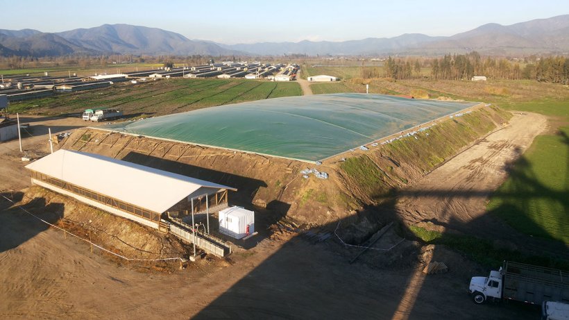 Abbildung 3: &Uuml;berdachte anaerobe Lagune mit Energier&uuml;ckgewinnung und Nutzung von Biogas in der Anlage El Campesino (Agr&iacute;cola AASA, Chile). Foto: Alejandro Gebauer
