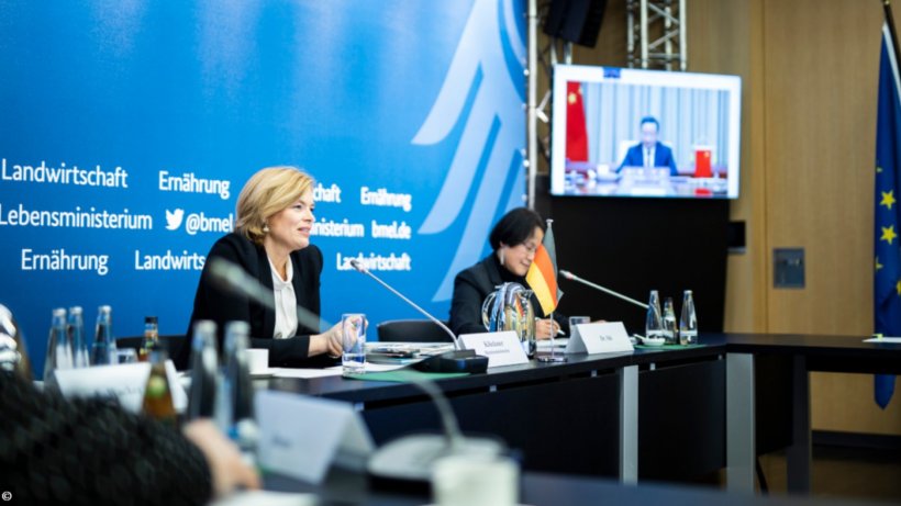 Bundeslandwirtschaftsministerin Julia Kl&ouml;ckner und ihr chinesischer Amtskollege Tang Renjian besprechen Landwirtschaftsthemen im Rahmen der 6. Deutsch-Chinesischen Regierungskonsultationen. Quelle: BMEL.
