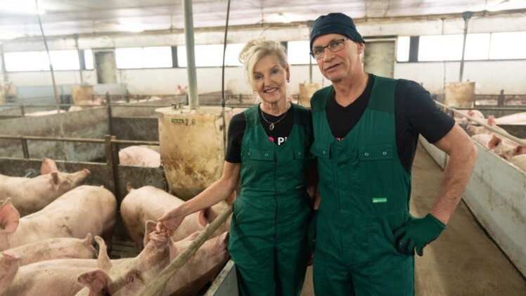 Familie Luiten-Vreeman belegt mit ihrer Erfindung, dem Schweine-Krankenwagen, den 1. Platz.
