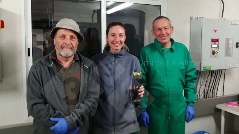 Foto 1: Von links nach rechts: Emilio Magall&oacute;n, Sara Beitia und Roberto Bautista mit dem Pokal des &bdquo;MAPA-Sonderpreises&ldquo;
