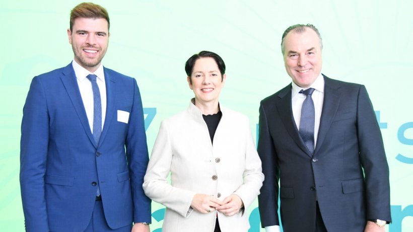 Das Foto zeigt Ministerin Silke Gori&szlig;en mit Max und Clemens T&ouml;nnies.
