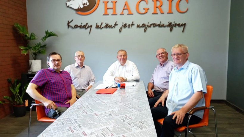 Von links nach rechts: Arkadiusz Wasiczek, Leitender Tierschutzbeauftragter HAGRIC, Dr. Thomas M&uuml;ller, Key Account Manager, PIC, Sylwester Woźniecki, CEO HAGRIC, Jack Keane, Business Development Manager PIC, Grzegorz Pyda, Genetikkoordinator Schwein HAGRIC.
