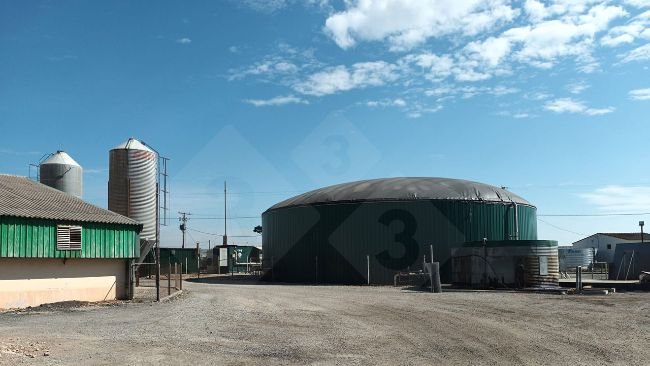 Planta de producci&oacute;n de biog&aacute;s mediante codigesti&oacute;n.
